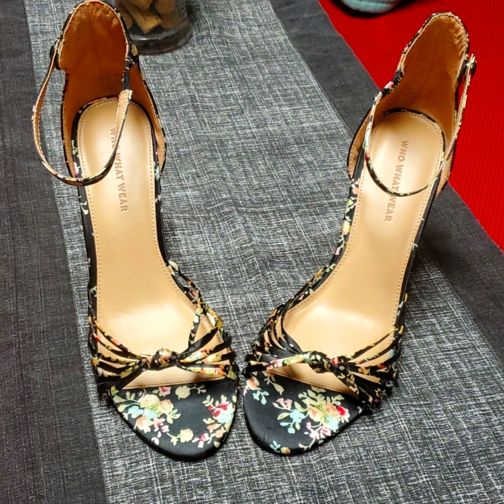 Women's Who What Wear Ankle wrap black with flower 🌼 🌸 accent stiletto heals.